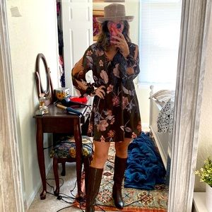 Francesca’s long sleeve cut out sleeve detail floral dress